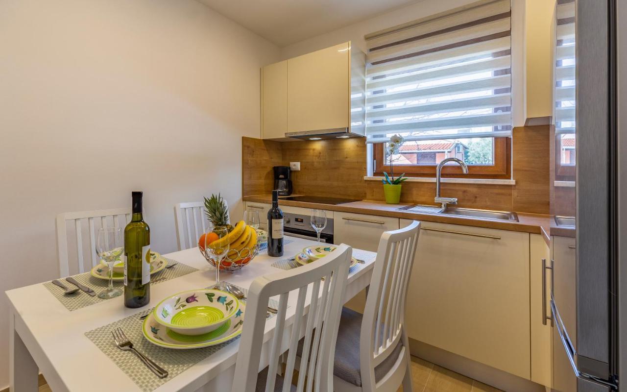 Blue Pula, New, Family Friendly, Comfortable, Free Parking And Wifi