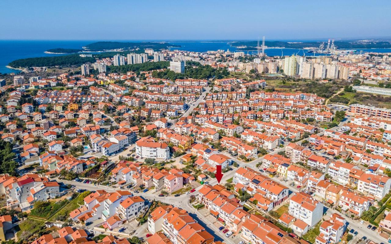 Blue Pula, New, Family Friendly, Comfortable, Free Parking And Wifi Apartment *